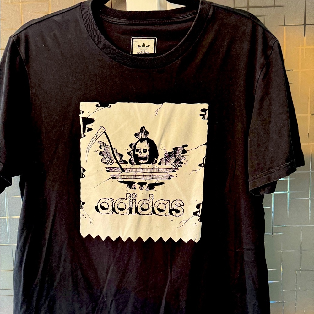 Men’s Adidas, large graphic tshirt